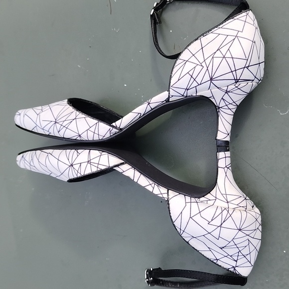 Shoes of Prey Black and white geometric design Ankle Strap Sandals Size 37 - Picture 8 of 9